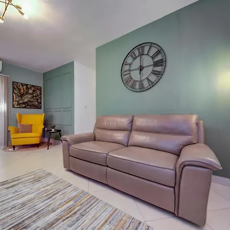 Appartamento Stylish 3br With Spacious Terrace In By 360 Estates Luqa